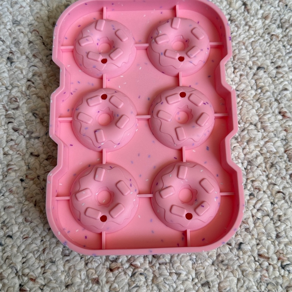Polar Ice Cube Donut Silicone Mold BPA Free NWT
Chocolate candy wax melt kitchen